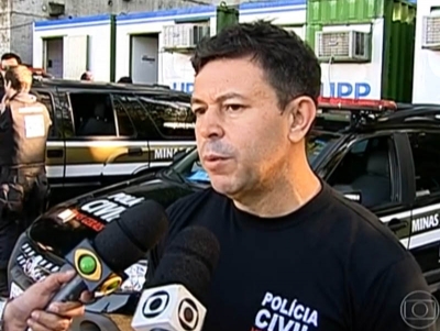 O delegado de Cataguases, Gutemberg de Souza  Filho, durante entrevista à imprensa carioca