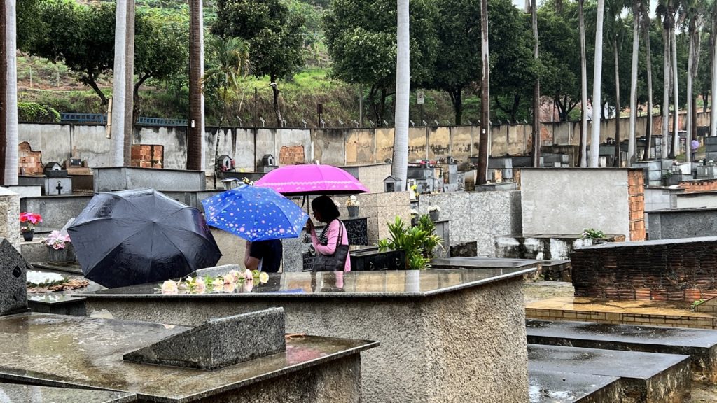 Chuva reduz movimento no Cemitério São José