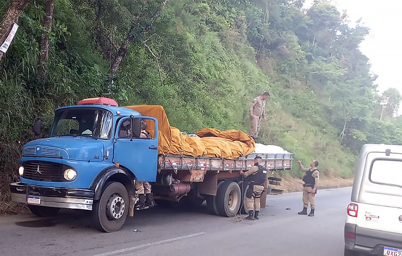 PMRv recupera em Divinésia caminhão roubado e carga de café