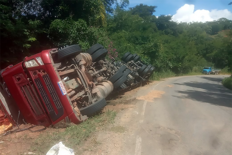 Carreta carregada de goiaba sai da pista entre Rodeiro e Ubá