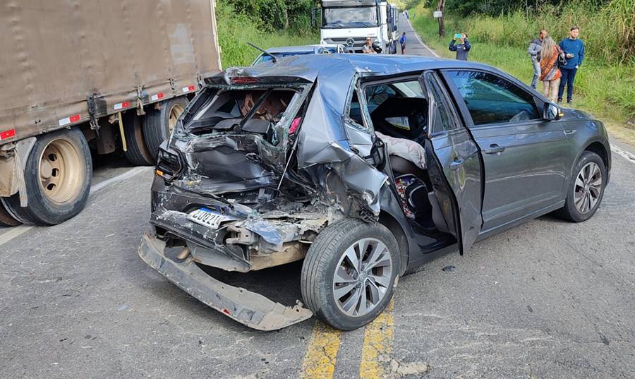 Três pessoas ficam feridas em colisão entre carro e carreta na Serra de Argirita