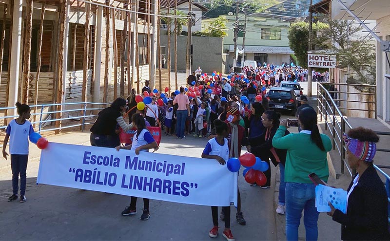 Escolas de Astolfo Dutra fazem passeata contra as drogas