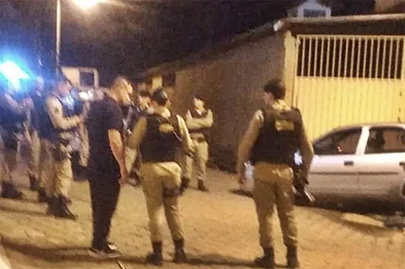 Homem é baleado e preso ao tentar tomar arma de policial em Guidoval