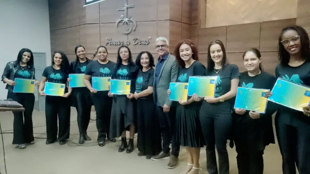 Alunas concluem curso de Libras oferecido pela Primeira Igreja Batista