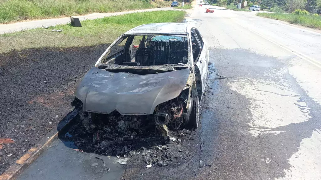 Carro pega fogo próximo do posto da PMRv de Dona Euzébia