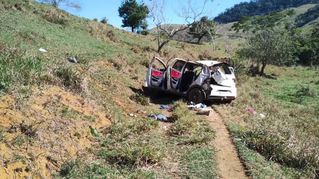 Motorista morre em capotamento de veículo próximo ao distrito da Glória