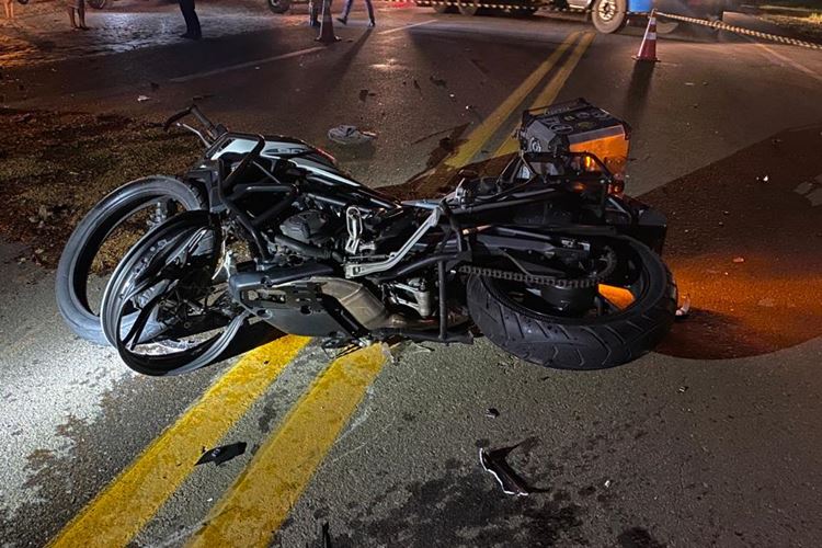 Colisão entre caminhonete e moto deixa dois mortos em Muriaé