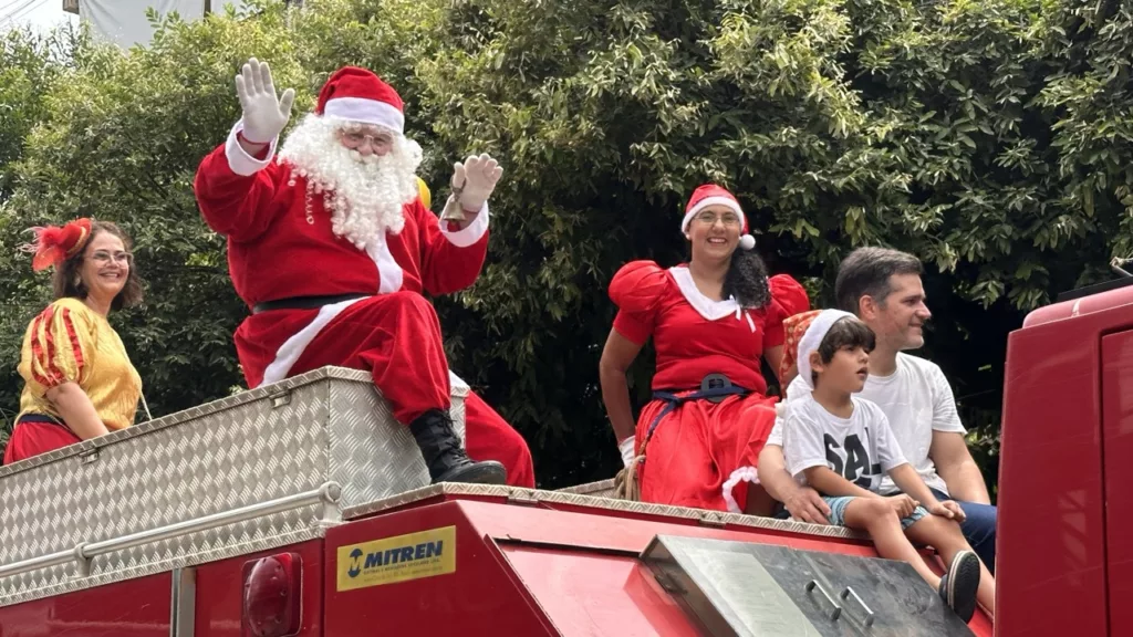 Cataguases acende as luzes de Natal e tem Cortejo com Papai Noel