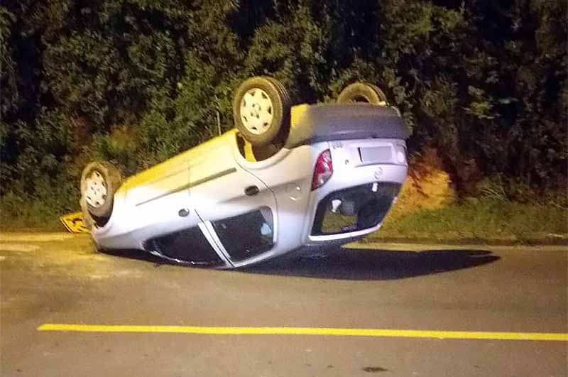 Capotamento e colisão de veículos ocorrem esta noite em Cataguases