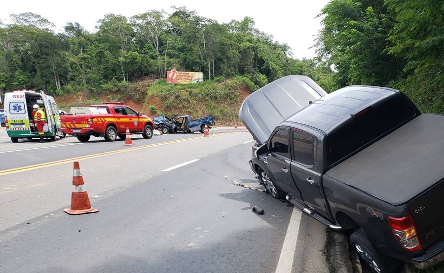 Colisão frontal na BR-116, em Leopoldina, deixa duas pessoas feridas