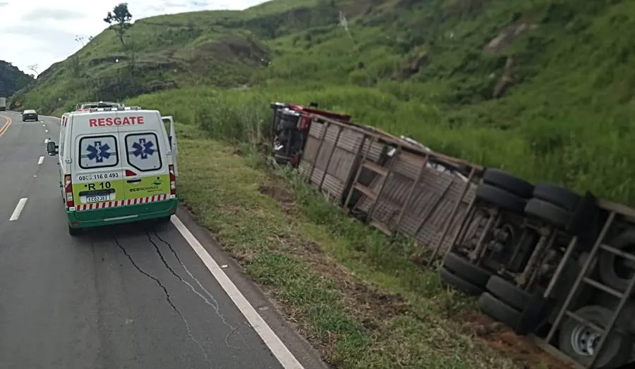 Carreta tomba com 7 Hilux na BR-116 entre Leopoldina e Além Paraíba