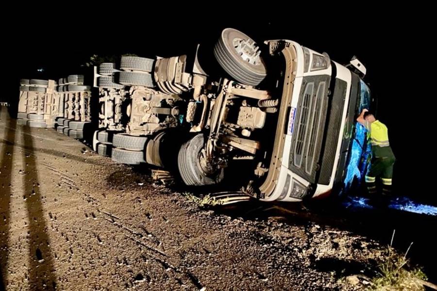 Motociclista é atingido por caminhão e carreta tomba na BR-116 em Muriaé