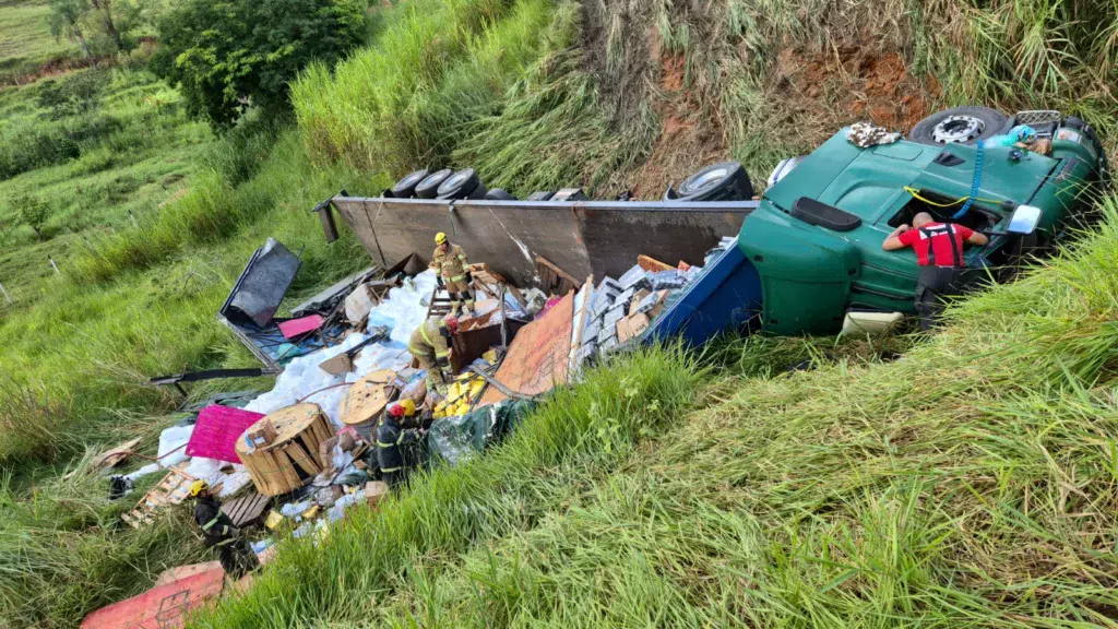 Carreta com produtos químicos tomba na BR-116 em Muriaé