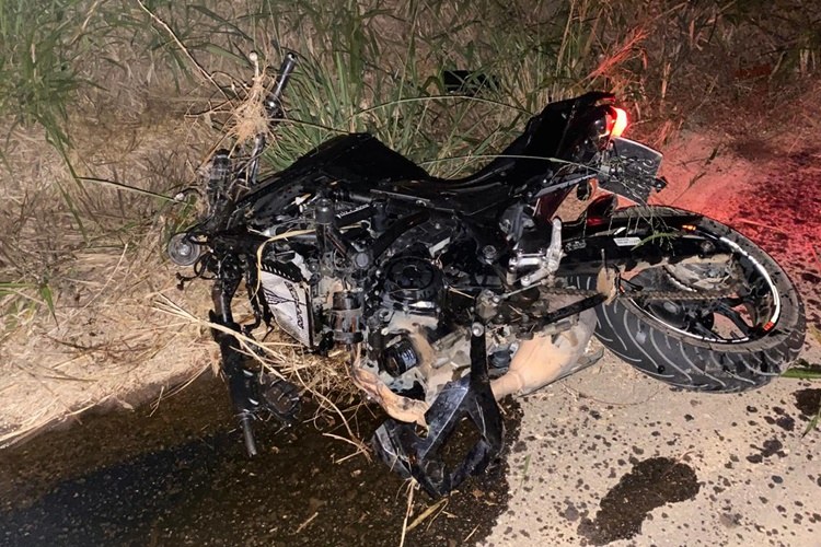 Colisão frontal entre moto e carro deixa motociclista ferido