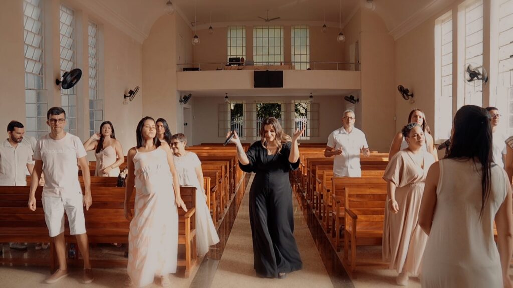 Cantora Simone Martins lança