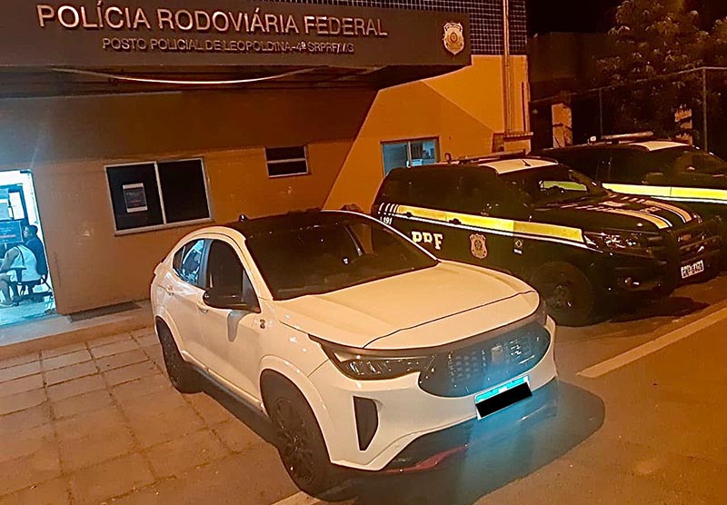 Fiscalização da PRF em Leopoldina recupera carro roubado