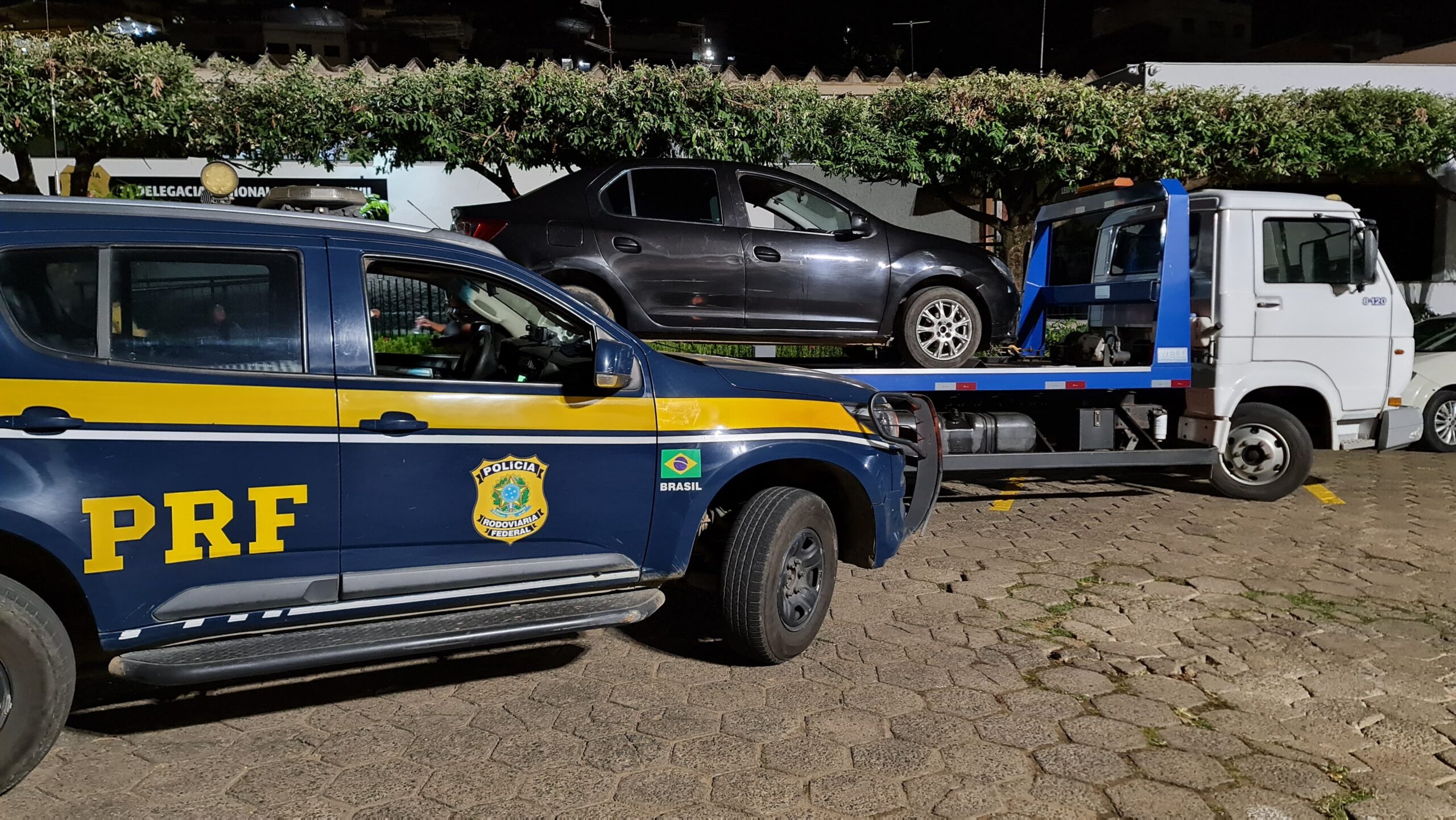 PRF apreende, em Leopoldina, carro clonado e furtado