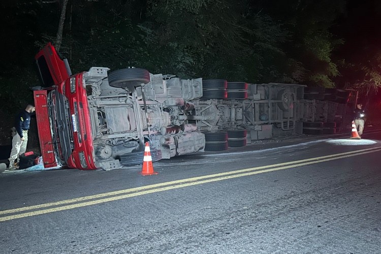 Carreta tomba na BR-356 próximo à Pratinha e deixa motorista ferido