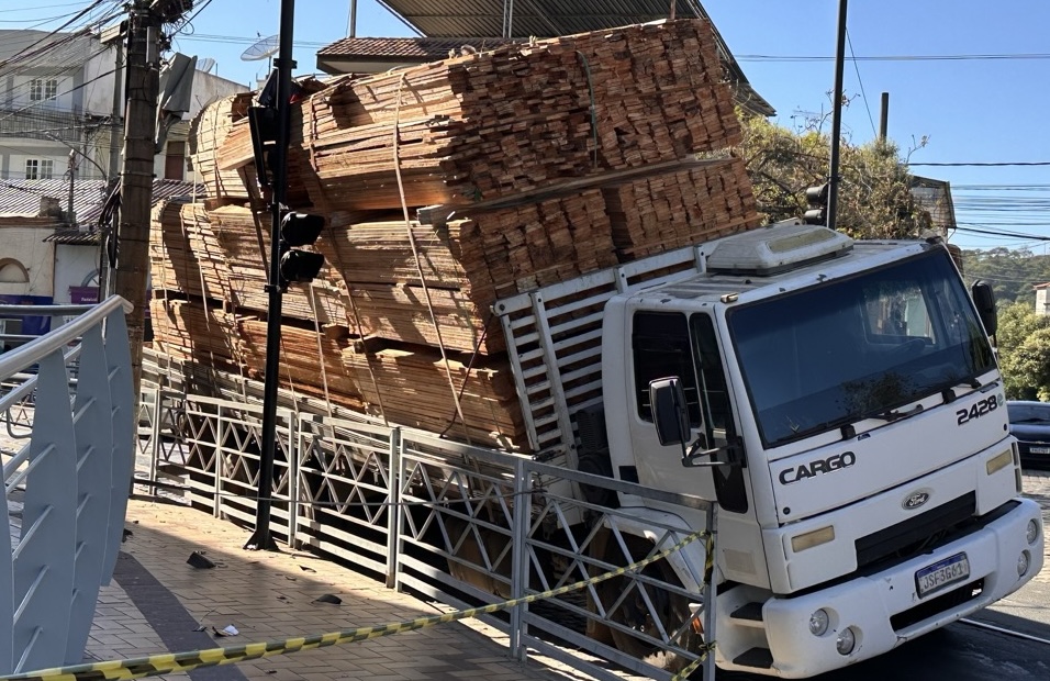 Caminhão quebra e motorista é multado por não ter habilitação