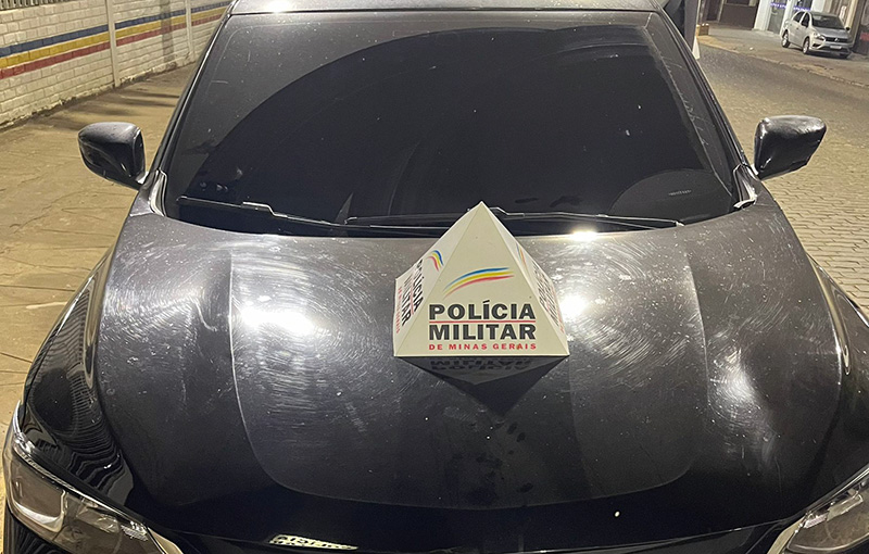 Polícia Militar apreende carro clonado em bairro de Leopoldina