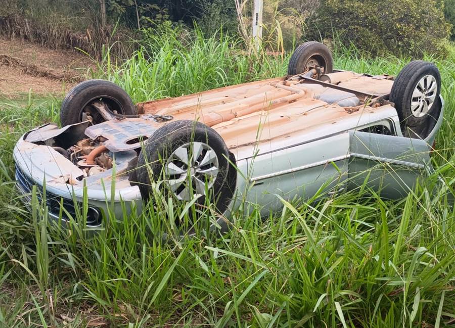 Carro capota com três ocupantes próximo ao distrito de Tebas