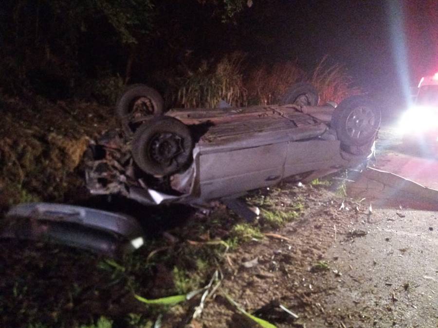 Carro capota na BR-116 entre Leopoldina e Além Paraíba