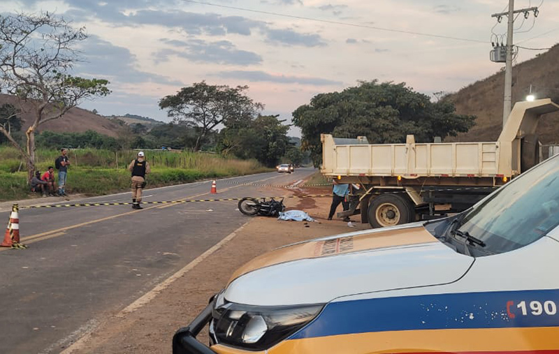 Motociclista inabilitado bate na traseira de caminhão e morre