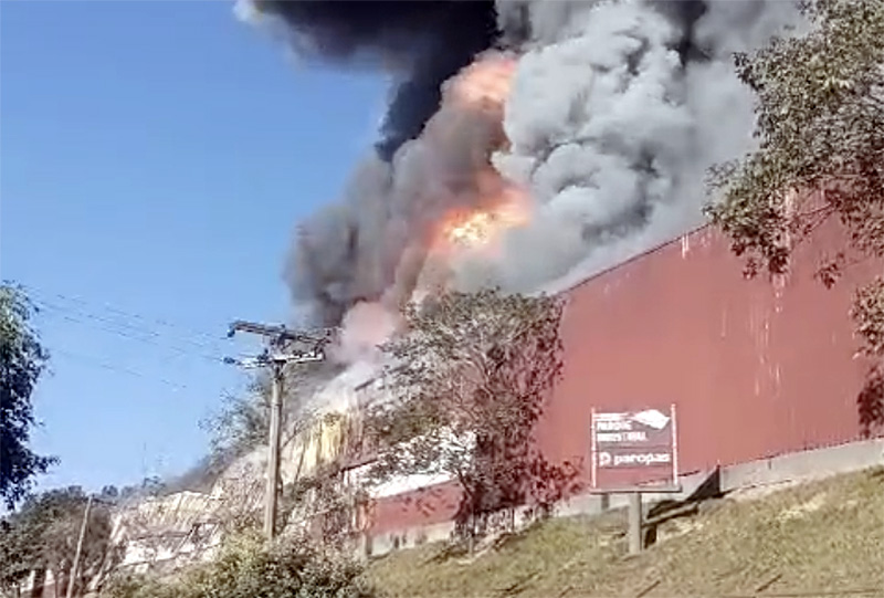 Incêndio de grandes proporções atinge fábrica de colchões em Ubá