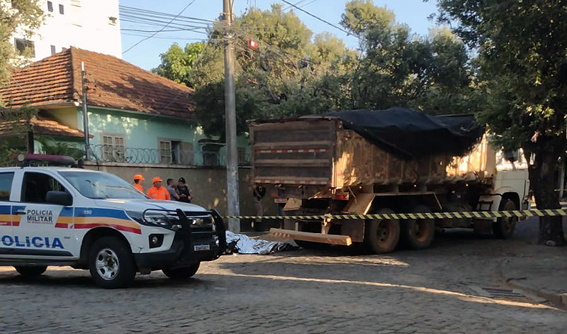 Idoso cai de motocicleta e morre após ser atingido por caminhão