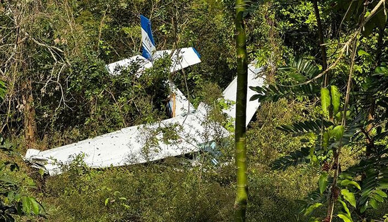 Avião monomotor faz pouso forçado em Muriaé, com duas pessoas a bordo