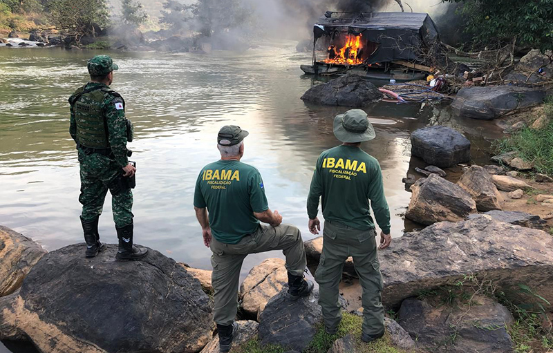 Operação da Polícia Militar de Meio Ambiente e IBAMA destrói balsas