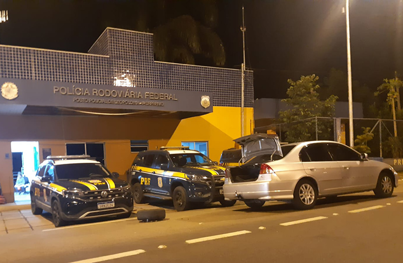 PRF-Leopoldina prende casal transportando 868 pinos de cocaína