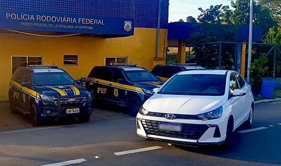 Carro roubado no Rio de Janeiro é recuperado pela PRF em Leopoldina