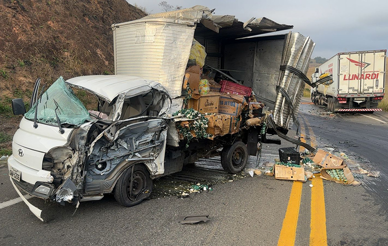 Acidente entre caminhão e carreta deixa feridos na BR-116, em Leopoldina