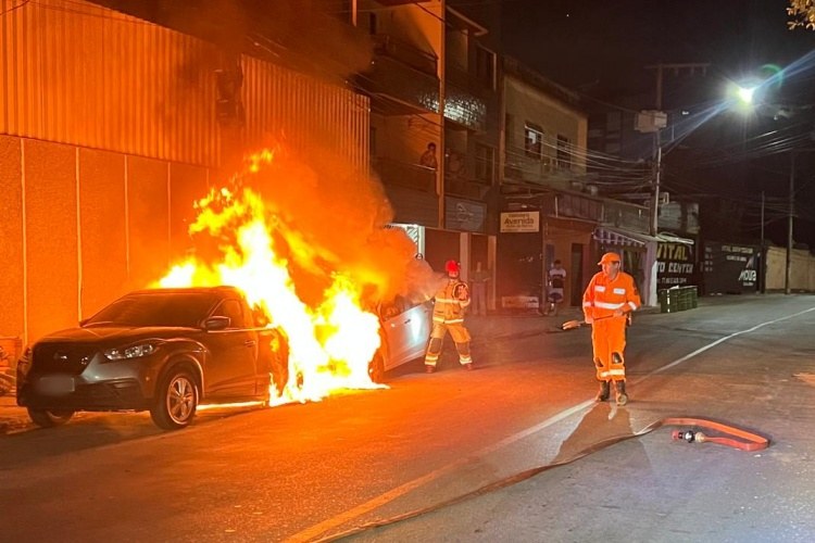 Moradores de rua colocam fogo em entulho que atinge carros em Muriaé