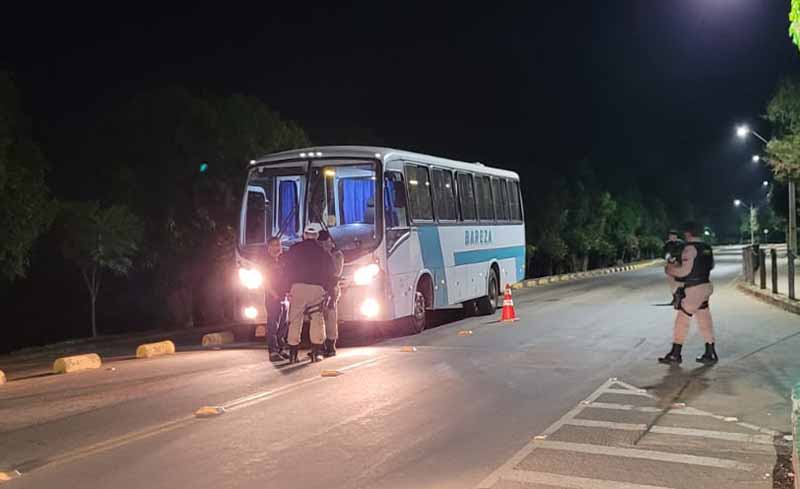 Homem é preso dentro de ônibus a caminho de Itamarati de Minas