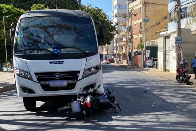 Motociclista bate de frente em micro-ônibus, no Centro de Muriaé