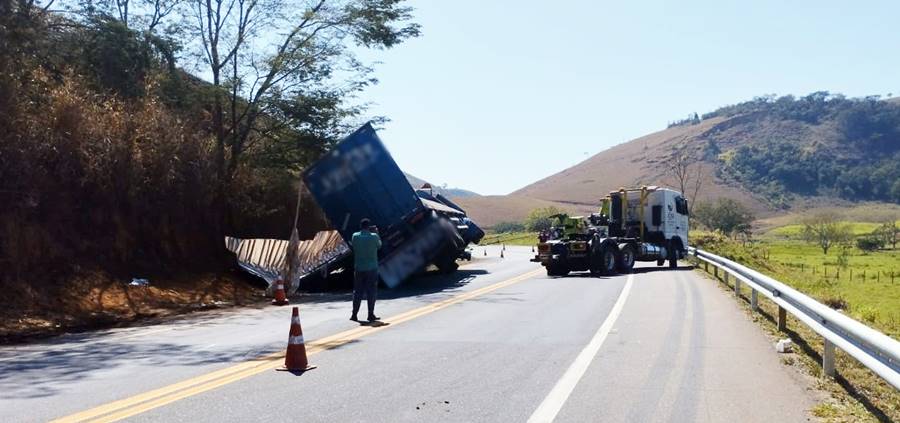 Carreta tomba na BR-116 em Leopoldina e motorista fica ferido