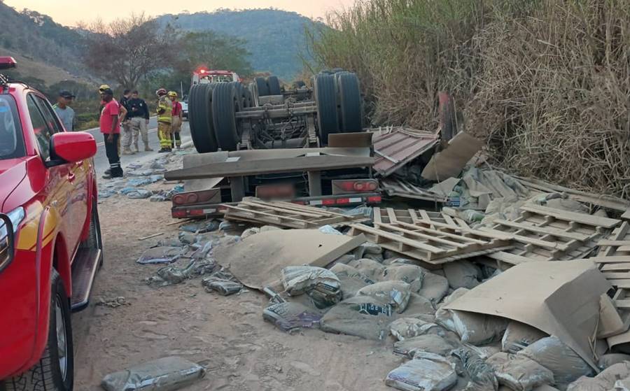 Carreta tomba e deixa duas pessoas feridas na BR-267, em Argirita