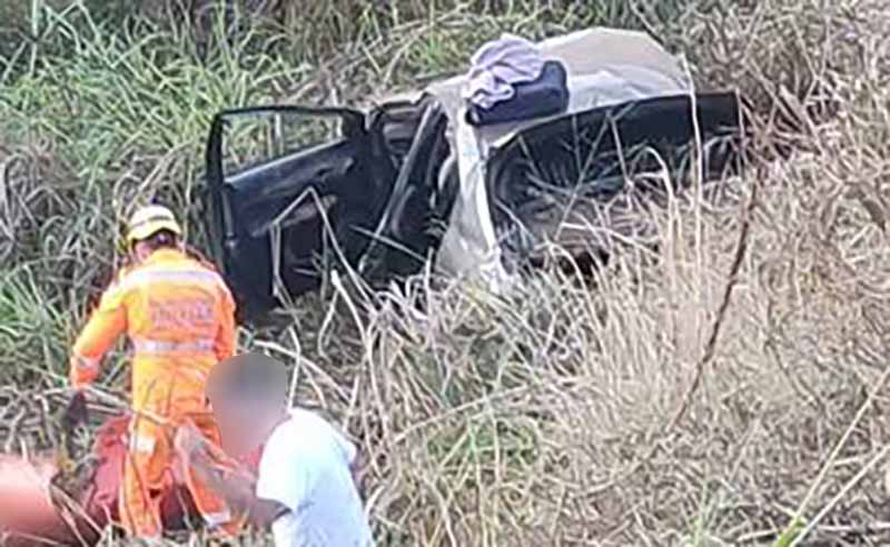 Carro capota e cai em ribanceira na BR-267 entre Leopoldina e Argirita