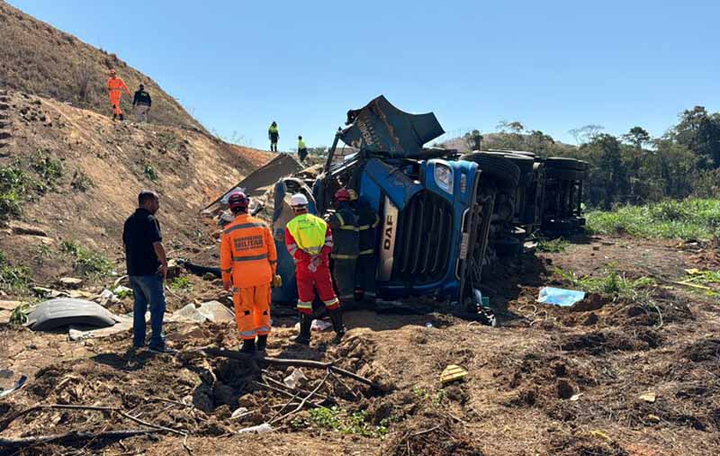 Uma pessoa morre e três ficam feridas em acidente na BR-116, em Muriaé