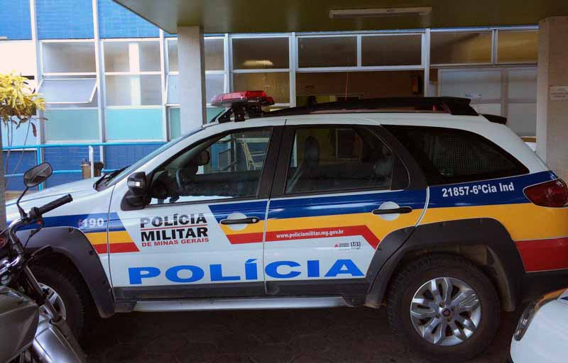 Mulher esfaqueia marido e coloca fogo na casa, na Vila Reis