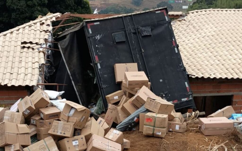 Caminhão cai em ribanceira e invade residência na Serra da Vileta