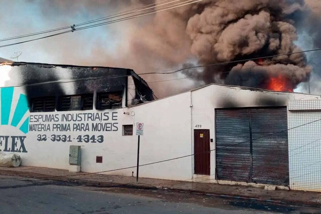 Fábrica de estofados é destruída por incêndio em Ubá