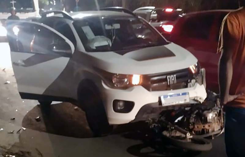 Moto e carro batem de frente no Bairro Beira Rio