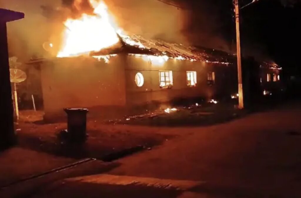 Fogo destrói pavilhão inativo na Colônia Padre Damião, em Ubá