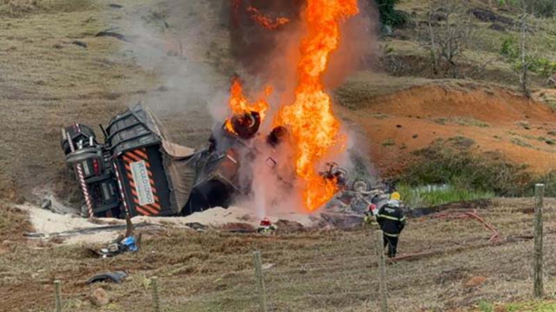 Motorista pula de carreta antes dela capotar e pegar fogo na BR-116