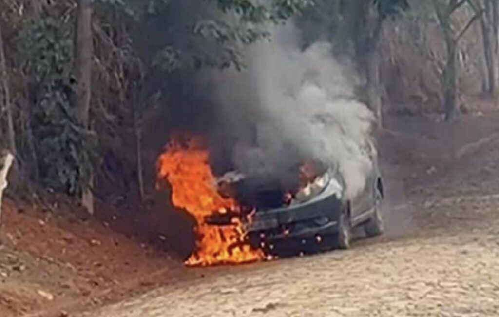 Carro pega fogo em Recreio. Suspeita é de incêndio criminoso