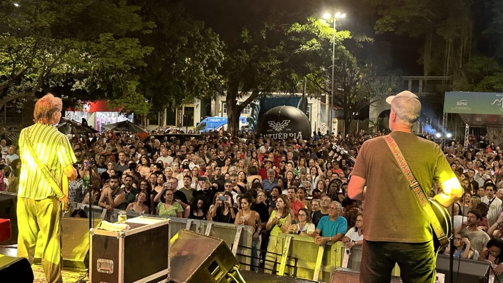 Minas ao Luar lota praça com shows de Thaylis Carneiro e Lô Borges