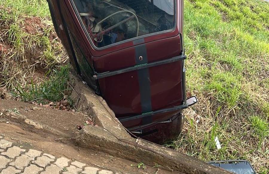 Carro com três pessoas cai em vala em Bairro de Leopoldina